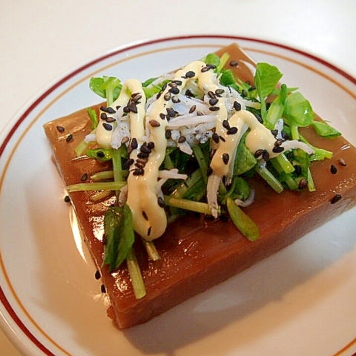 黒胡麻マヨで　豆苗と釜揚げしらすの胡麻豆腐